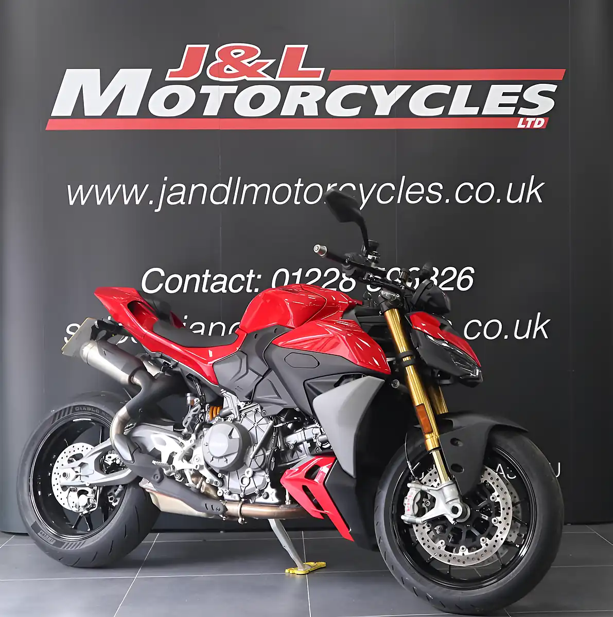 Used 2026 Ducati Streetfighter V2 S Red - Interior and Exterior details 3