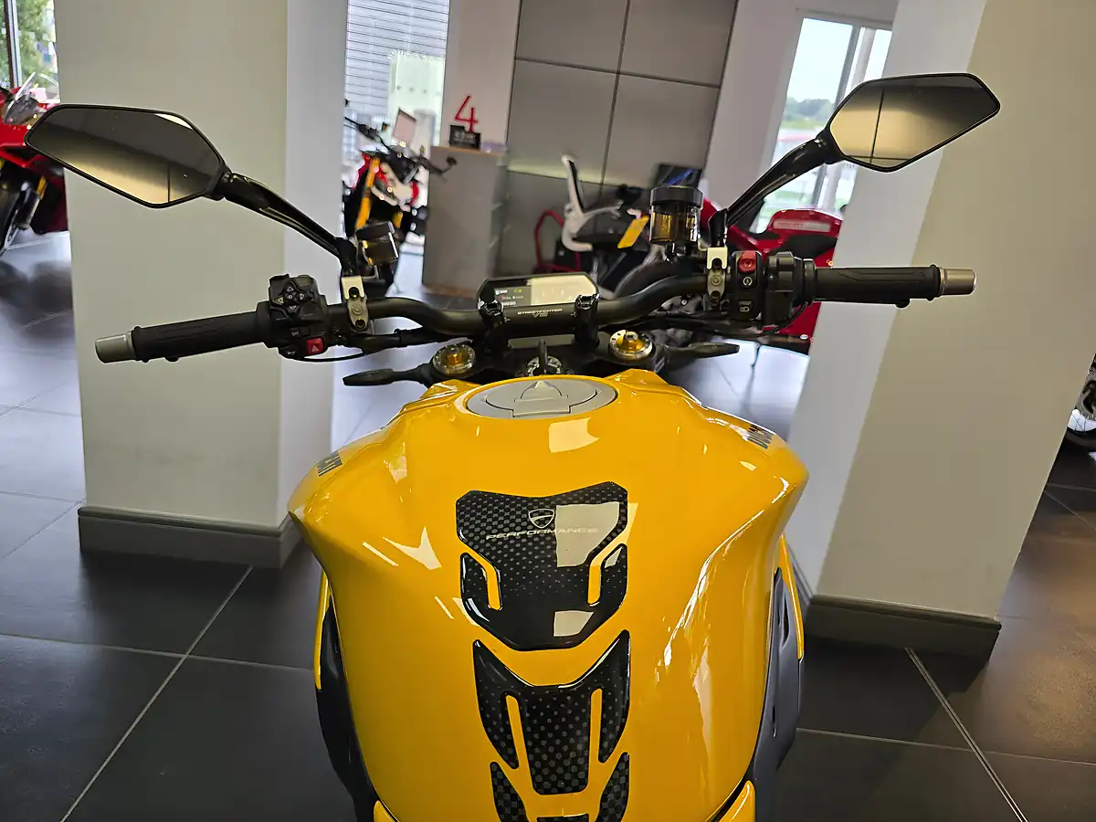 Used 2026 Ducati Streetfighter V2 S Yellow - Interior and Exterior details 13