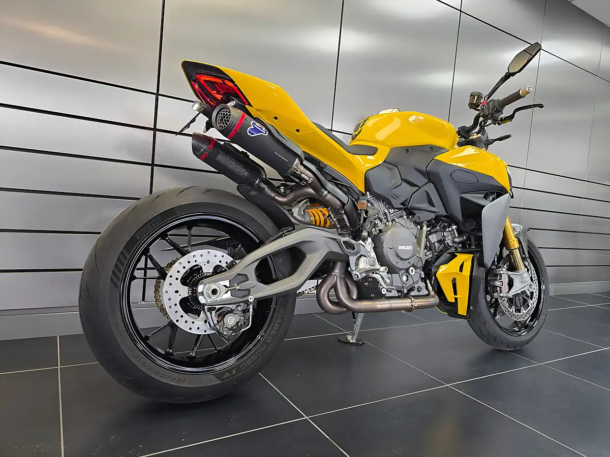 Used 2026 Ducati Streetfighter V2 S Yellow - Interior and Exterior details 3