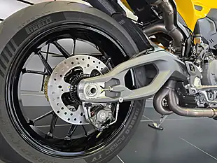 Used 2026 Ducati Streetfighter V2 S Yellow - Interior and Exterior details 8