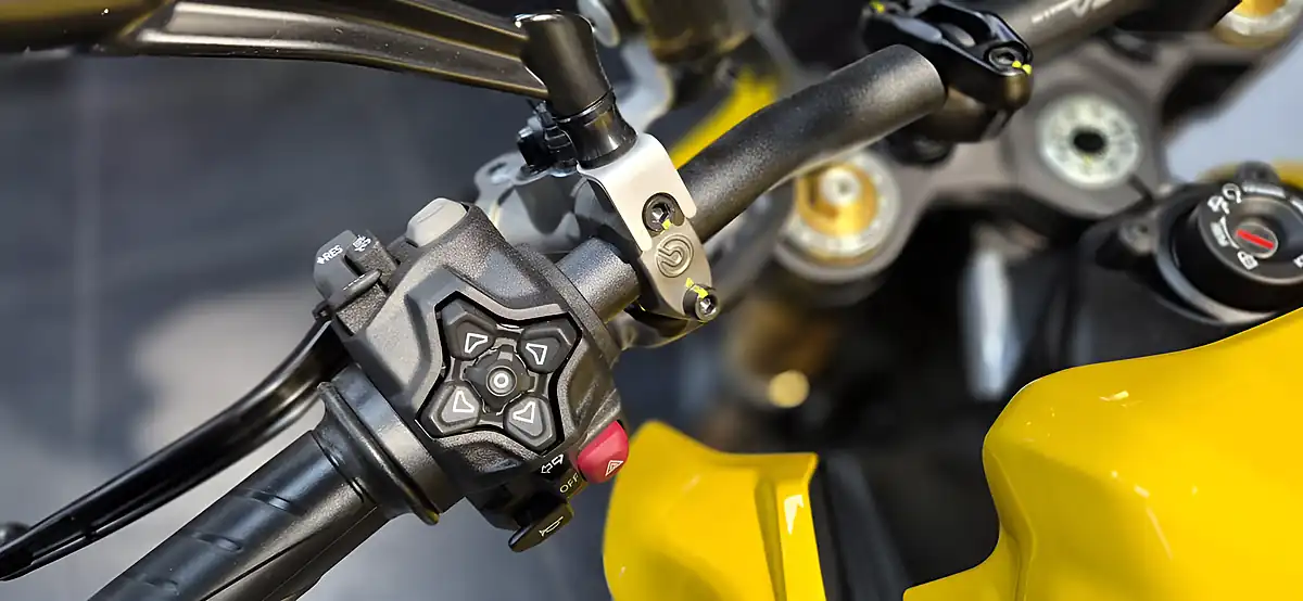 Used 2026 Ducati Streetfighter V2s S Giallo Yellow - Interior and Exterior details 9