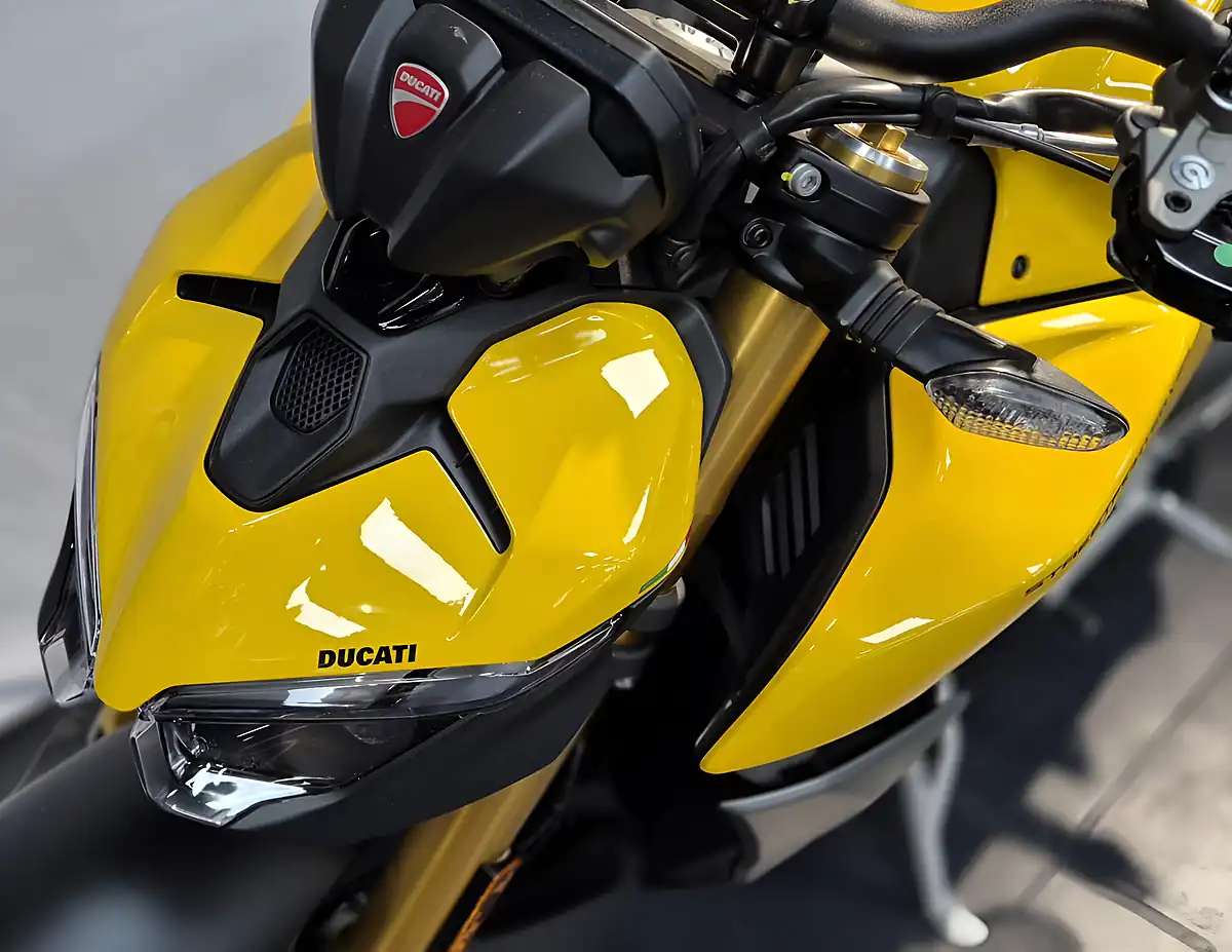 Used 2026 Ducati Streetfighter V2s S Giallo Yellow - Interior and Exterior details 3