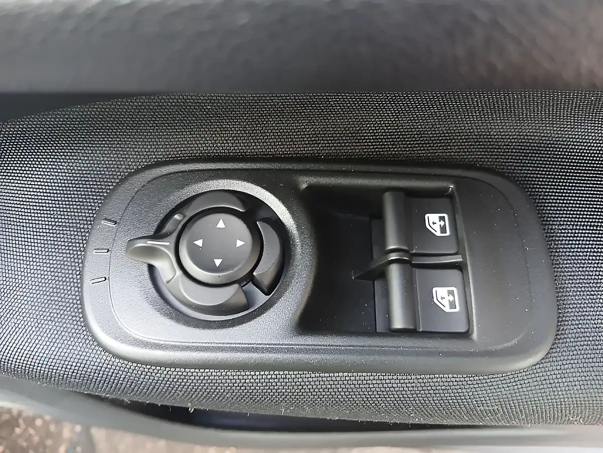 Used 2026 Fiat 500 Icon White - Interior and Exterior details 8