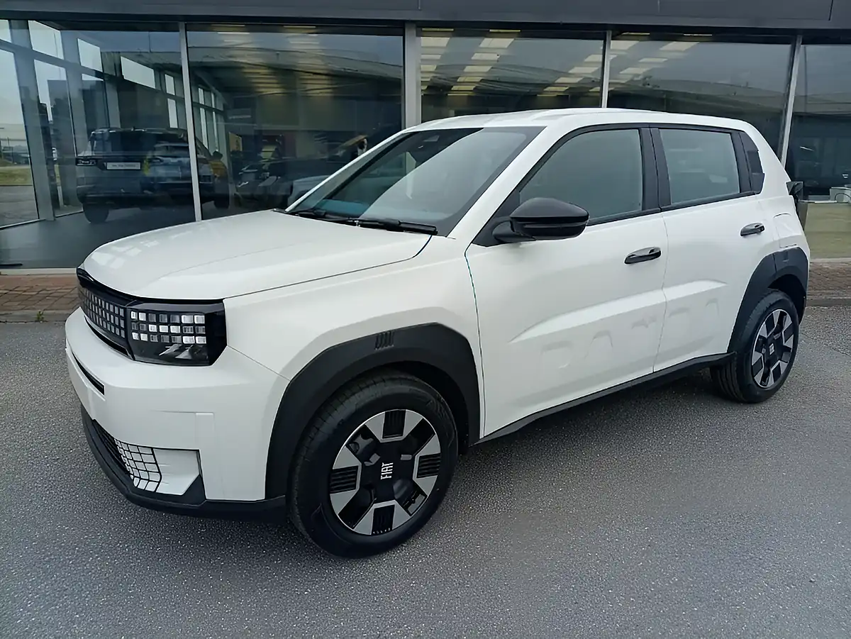 Used 2026 Fiat Grand Panda Pop White - Interior and Exterior details 4
