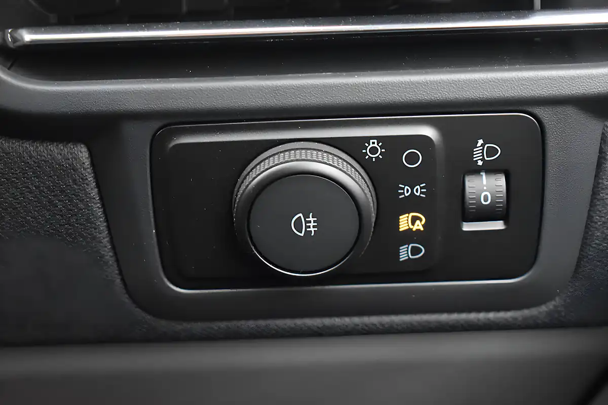 Used 2026 Ford Tourneo Custom Titanium Luxe Moondust Silver - Interior and Exterior details 15