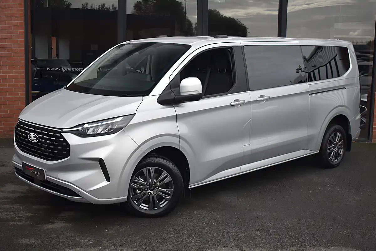 Used 2026 Ford Tourneo Custom Titanium Luxe Moondust Silver - Interior and Exterior details 4