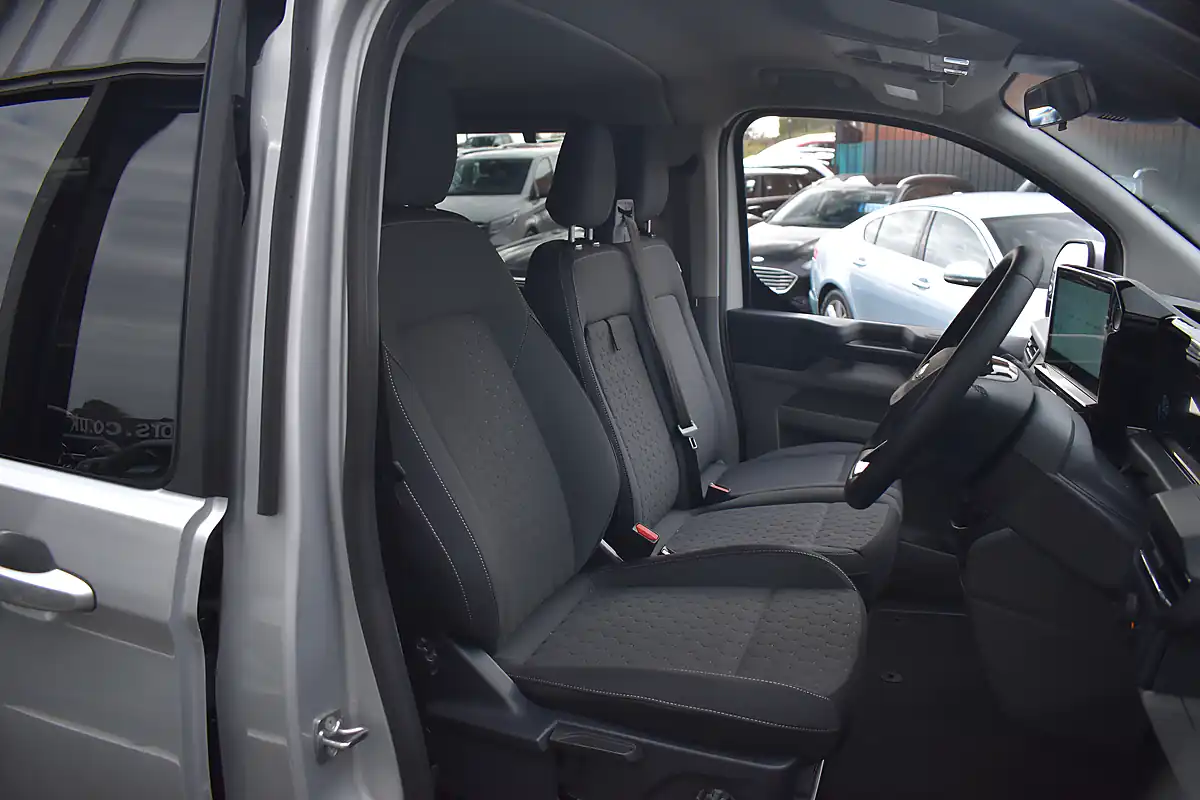 Used 2026 Ford Tourneo Custom Titanium Luxe Moondust Silver - Interior and Exterior details 7