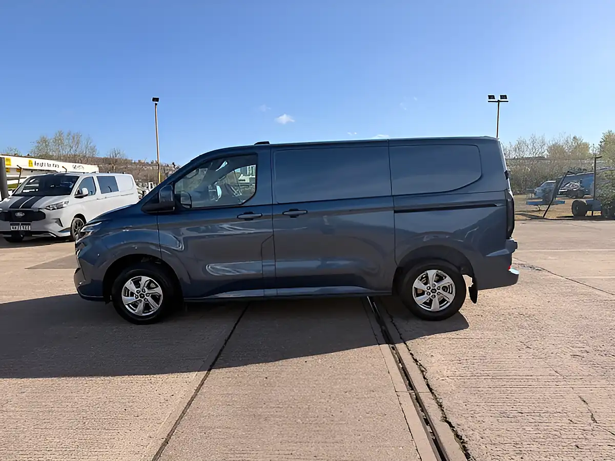 Used 2026 Ford Transit Custom 280 Limited L1 H1 Swb Blue - Interior and Exterior details 8