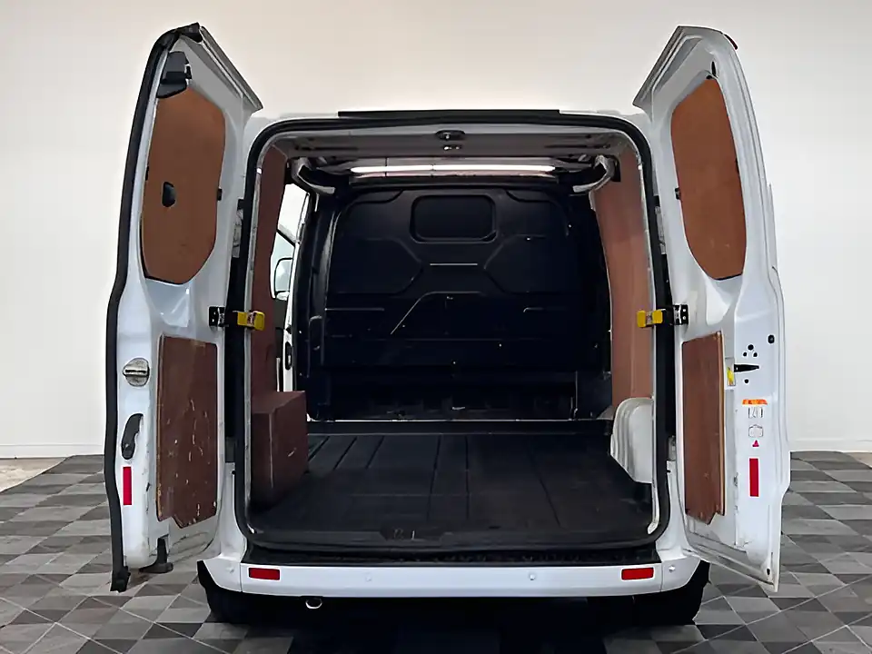 Used 2026 Ford Transit Custom 300 Limited Frozen White - Interior and Exterior details 16