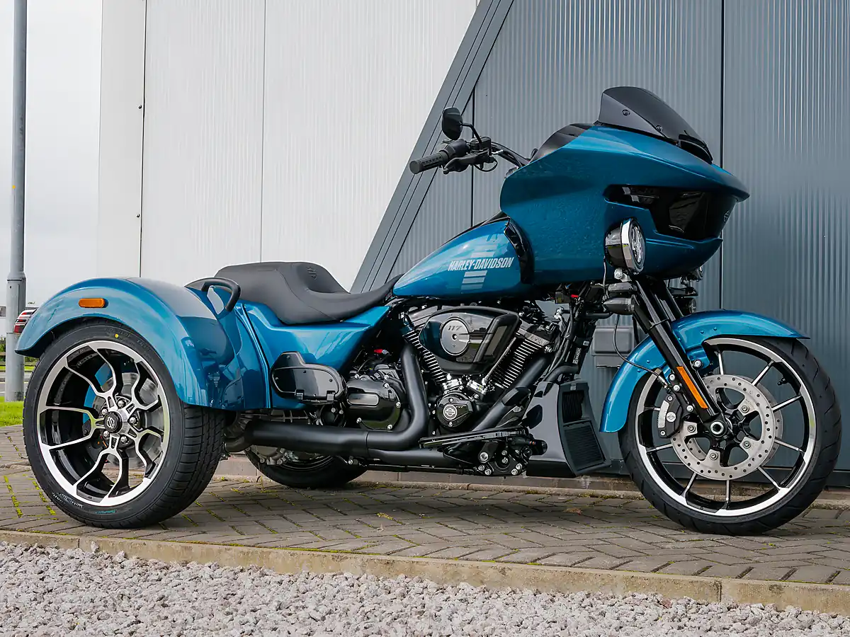 Used 2026 Harley-Davidson Road Glide 3 Teal Thunder - Front View