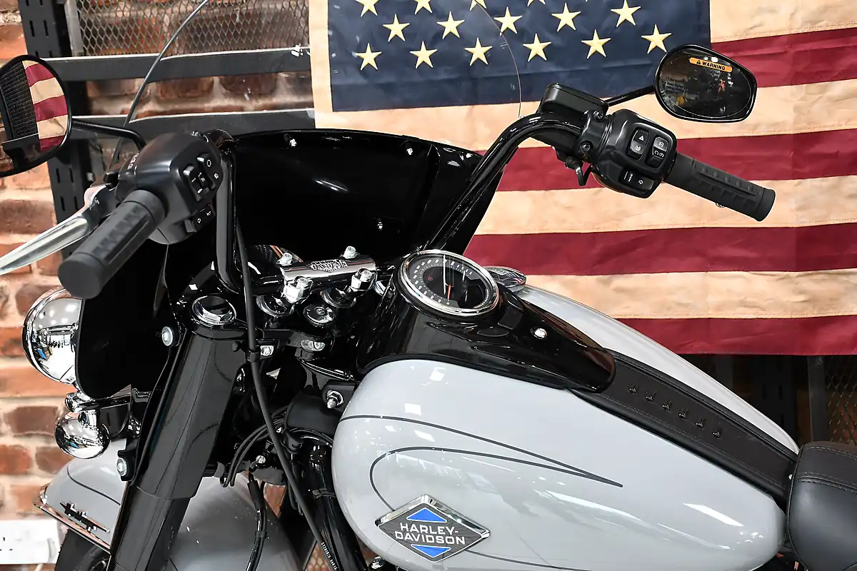 Used 2026 Harley-Davidson Softail Flhc Heritage Classic - Interior and Exterior details 8