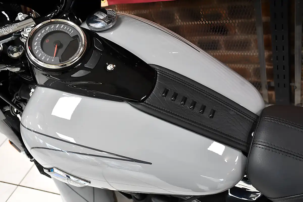 Used 2026 Harley-Davidson Softail Flhc Heritage Classic - Interior and Exterior details 9