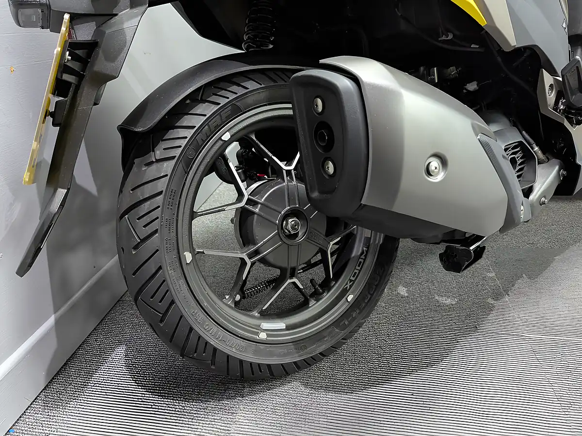 Used 2026 Hero Zoom R Yellow - Interior and Exterior details 11