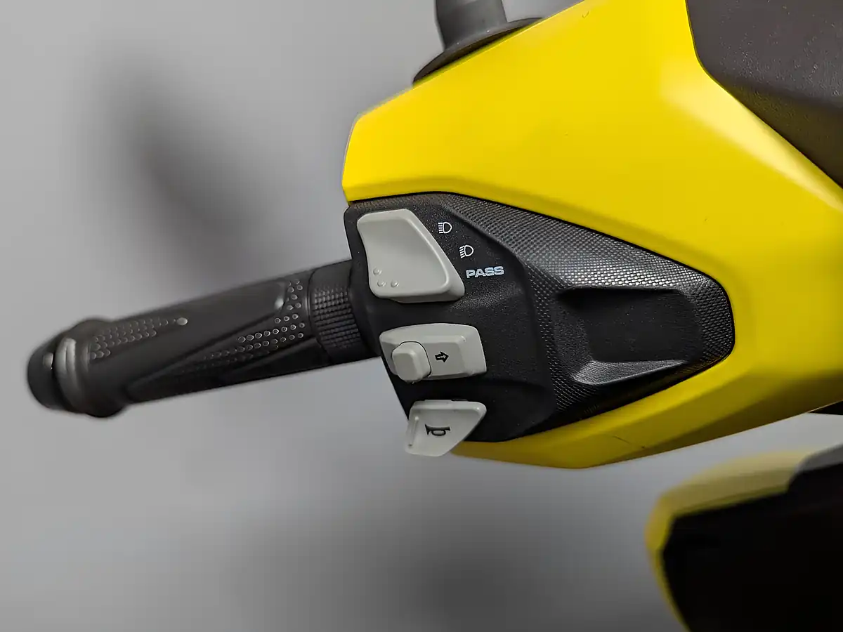 Used 2026 Hero Zoom R Yellow - Interior and Exterior details 18