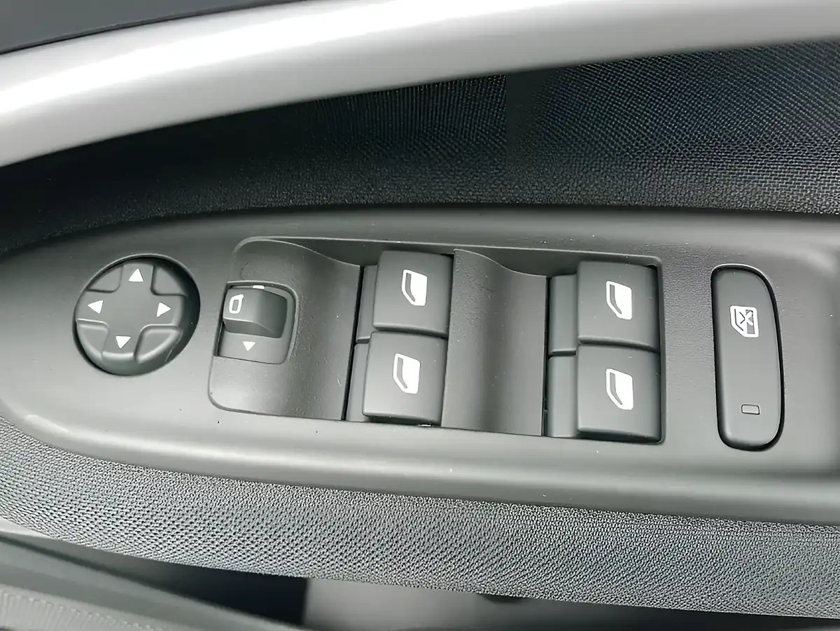 Used 2026 Jeep Avenger Longitude Red - Interior and Exterior details 8