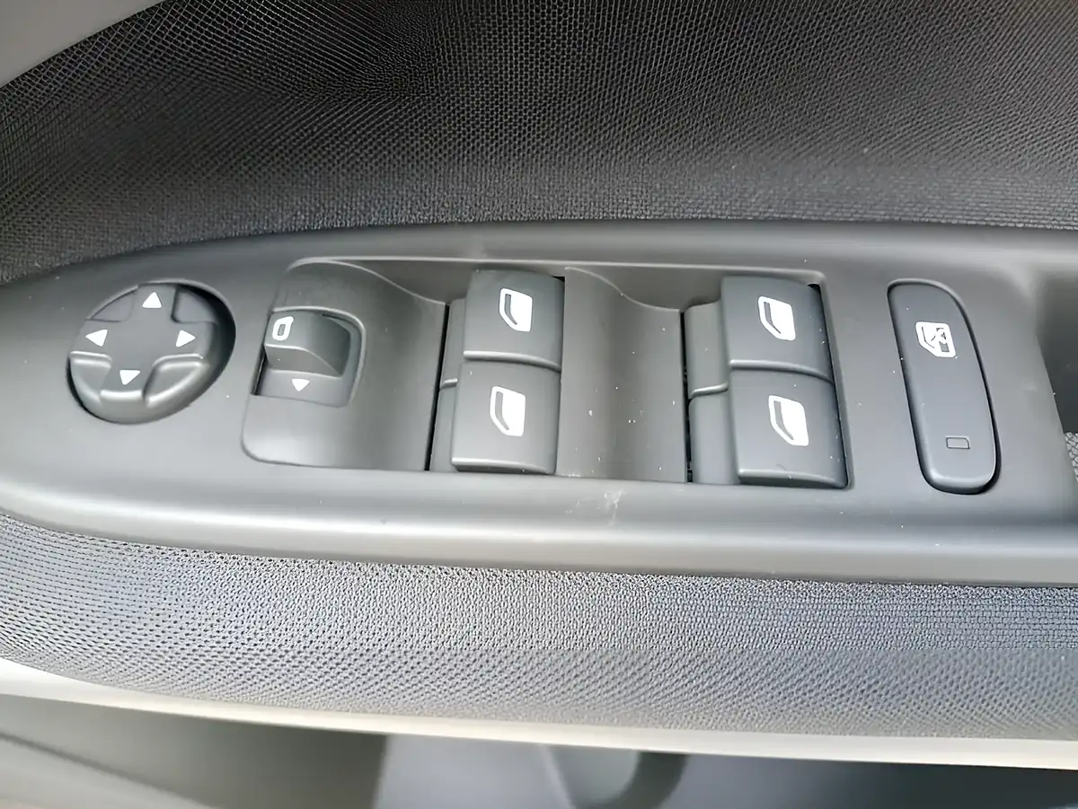 Used 2026 Jeep Avenger Longitude Red - Interior and Exterior details 9