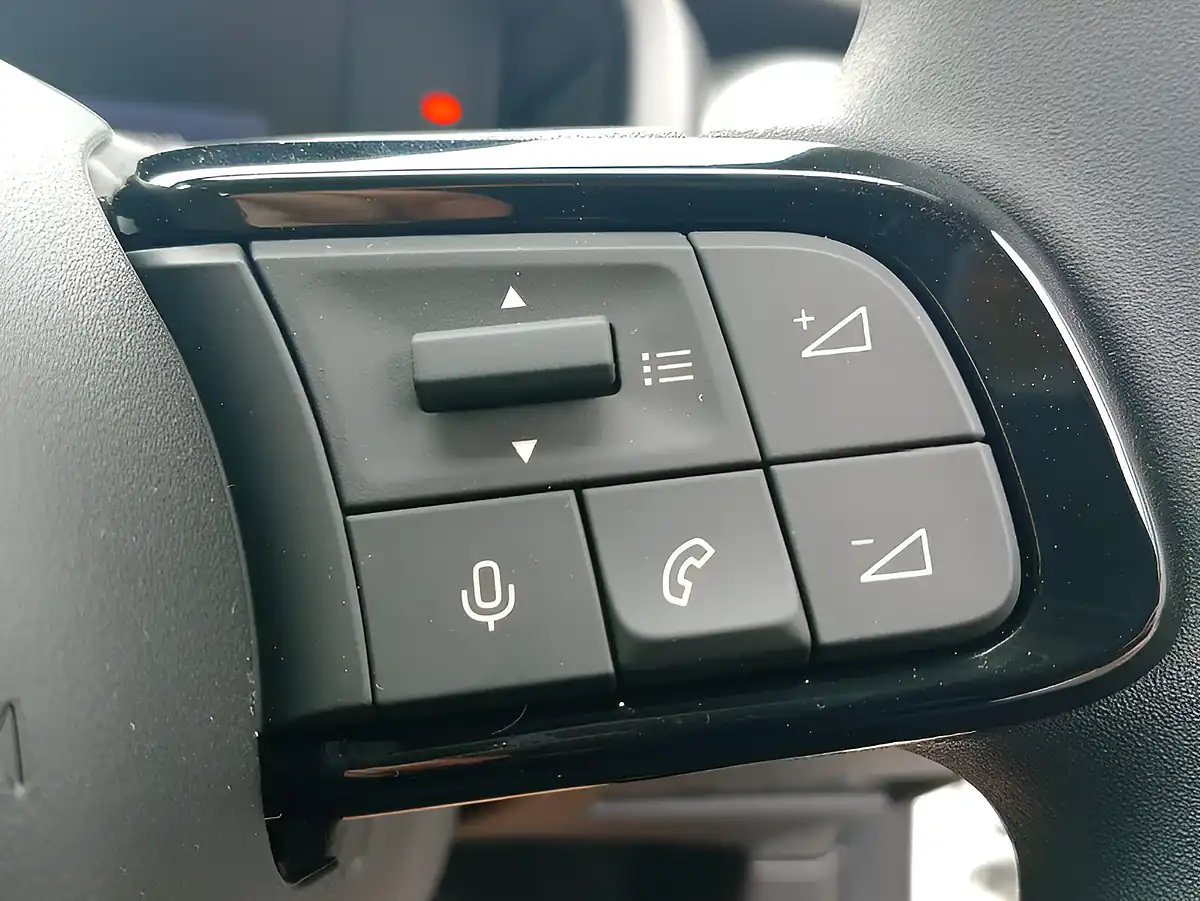 Used 2026 Jeep Avenger Longitude White - Interior and Exterior details 14