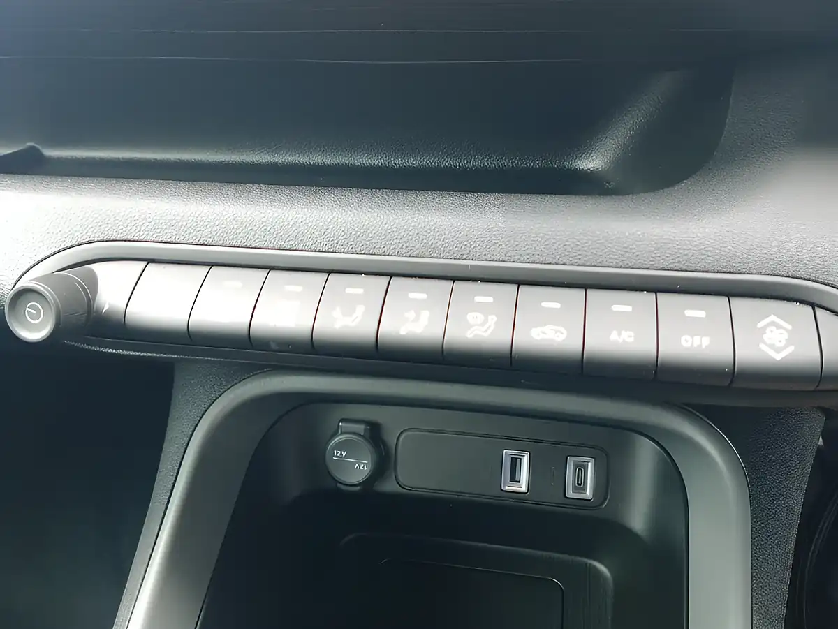 Used 2026 Jeep Avenger Longitude White - Interior and Exterior details 15