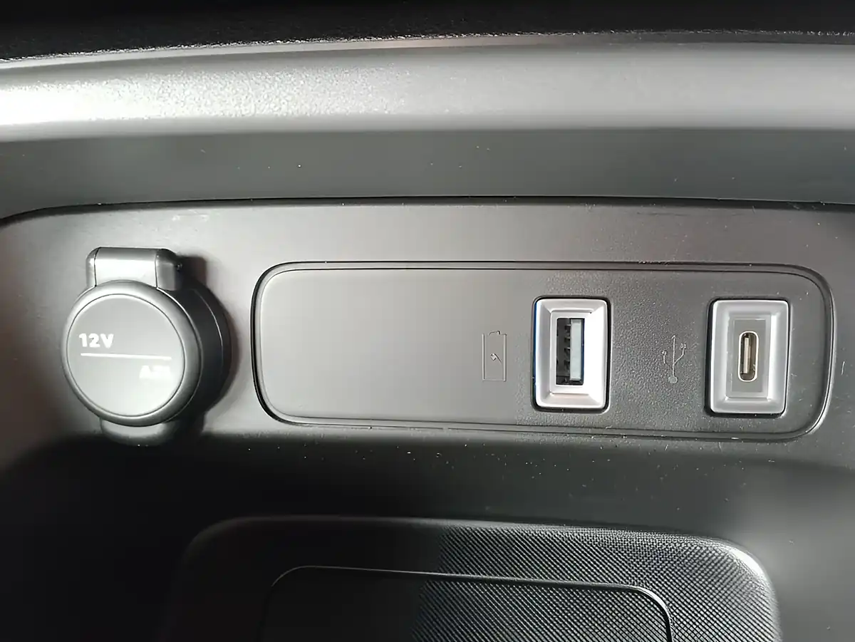 Used 2026 Jeep Avenger Longitude White - Interior and Exterior details 17