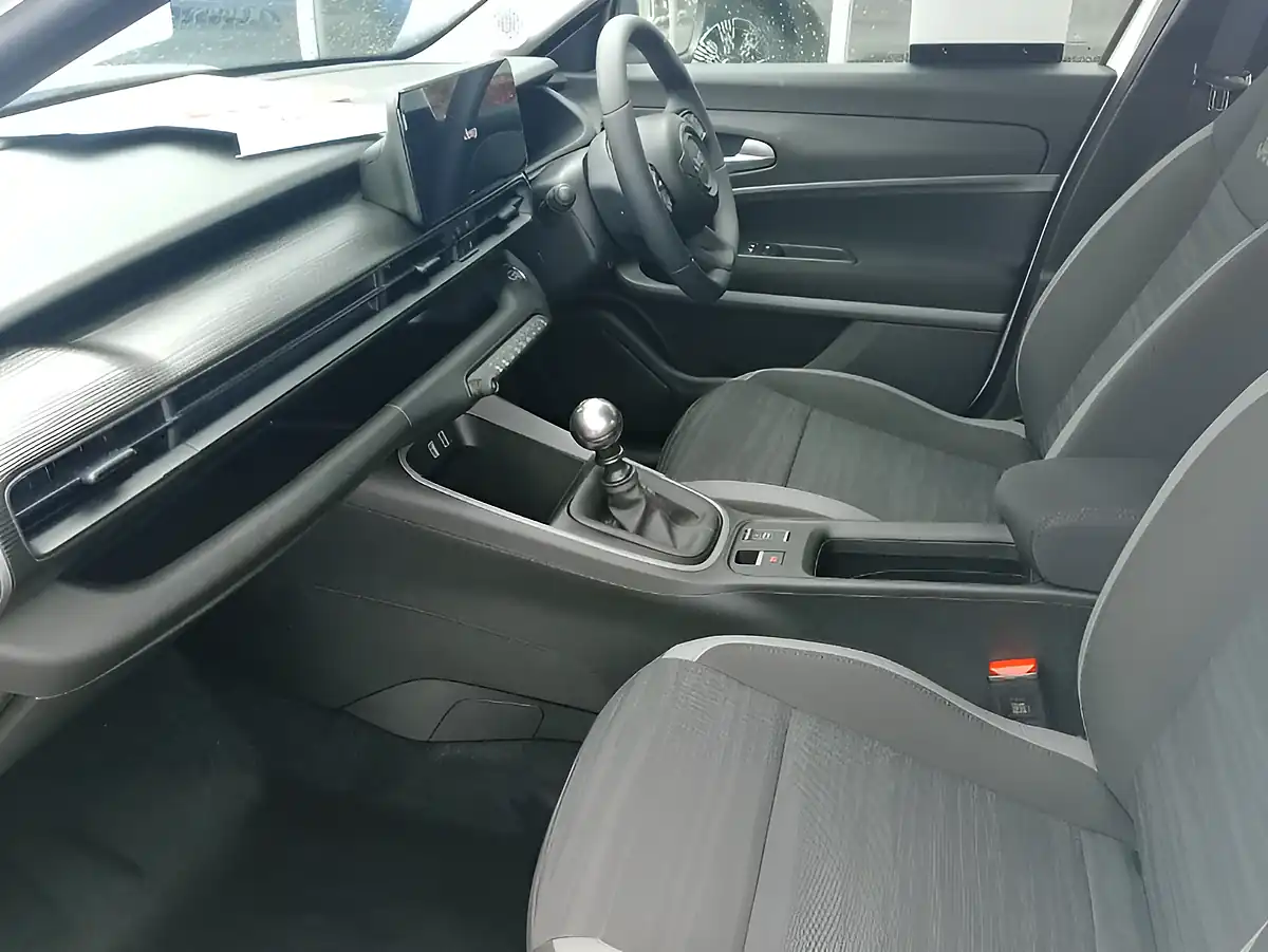 Used 2026 Jeep Avenger Longitude White - Interior and Exterior details 20
