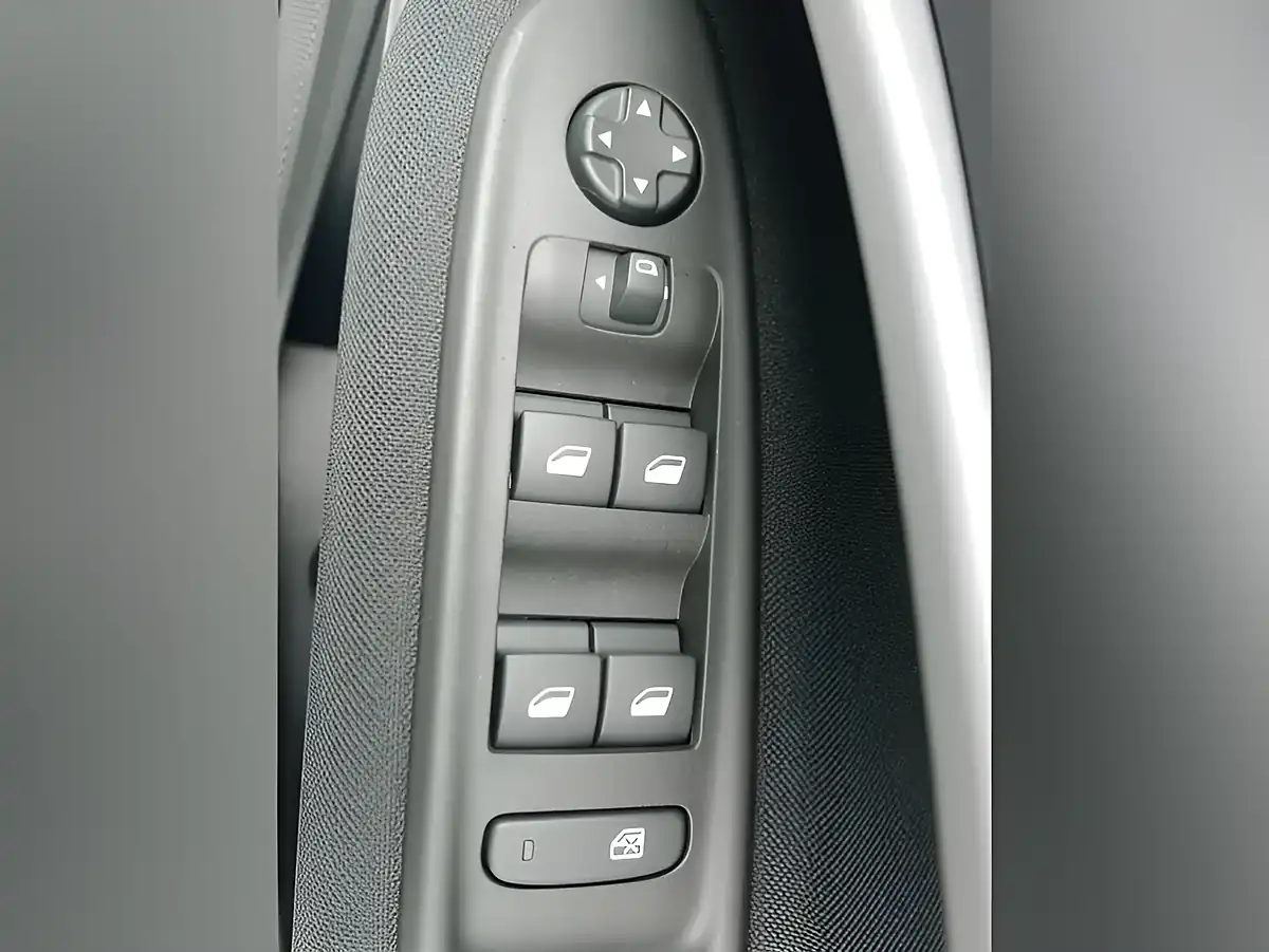 Used 2026 Jeep Avenger Longitude White - Interior and Exterior details 9