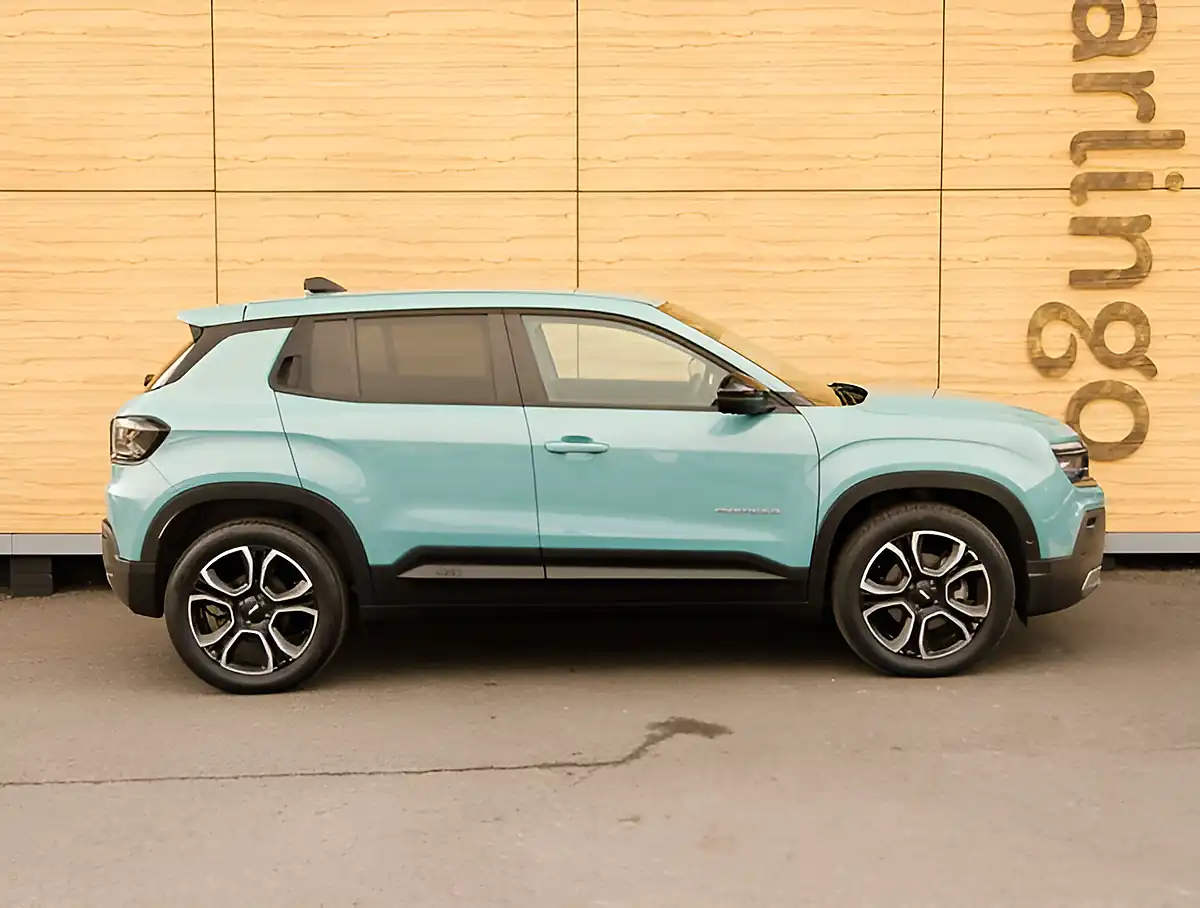 Used 2026 Jeep Avenger Summit Blue - Interior and Exterior details 8