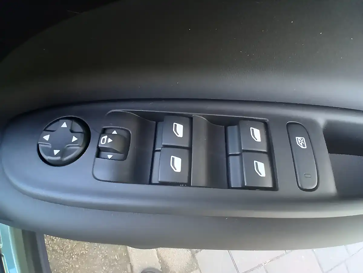 Used 2026 Jeep Avenger Summit Green - Interior and Exterior details 10