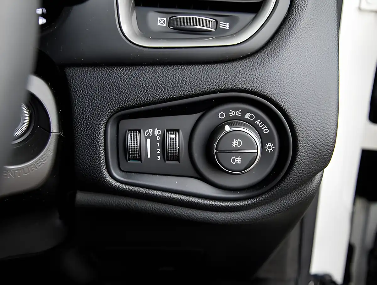 Used 2026 Jeep Renegade Altitude Alpine White - Interior and Exterior details 10