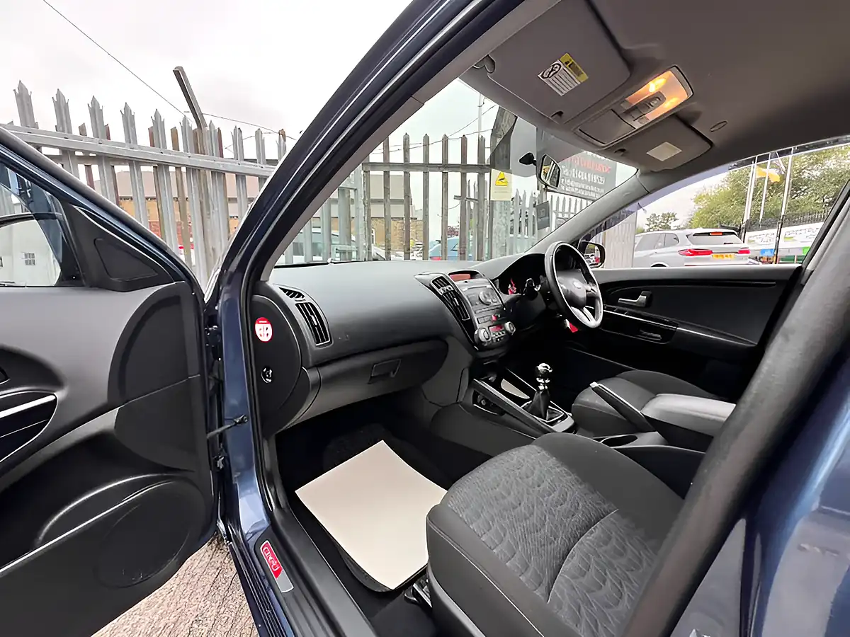 Used 2026 Kia Ceed 3 Blue - Interior and Exterior details 18