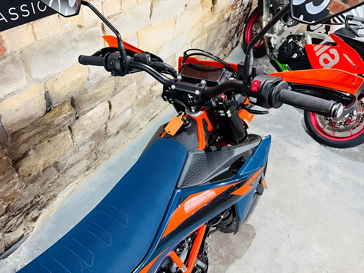 Used 2026 Ktm 690 Smc R Full Tech Pack Orange - Interior and Exterior details 8