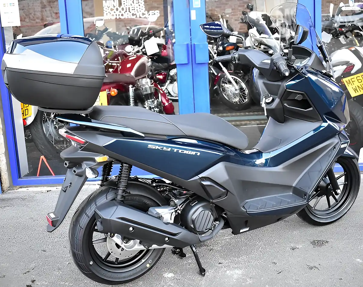 Used 2026 Kymco Skytown Petroleum Blue - Interior and Exterior details 7