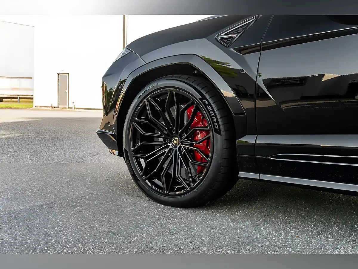 Used 2026 Lamborghini Urus Se Nero Helene - Interior and Exterior details 18