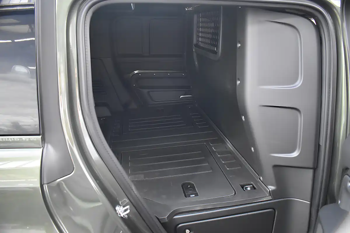 Used 2026 Land Rover Defender 110 S Hard Top Woolstone Green - Interior and Exterior details 15