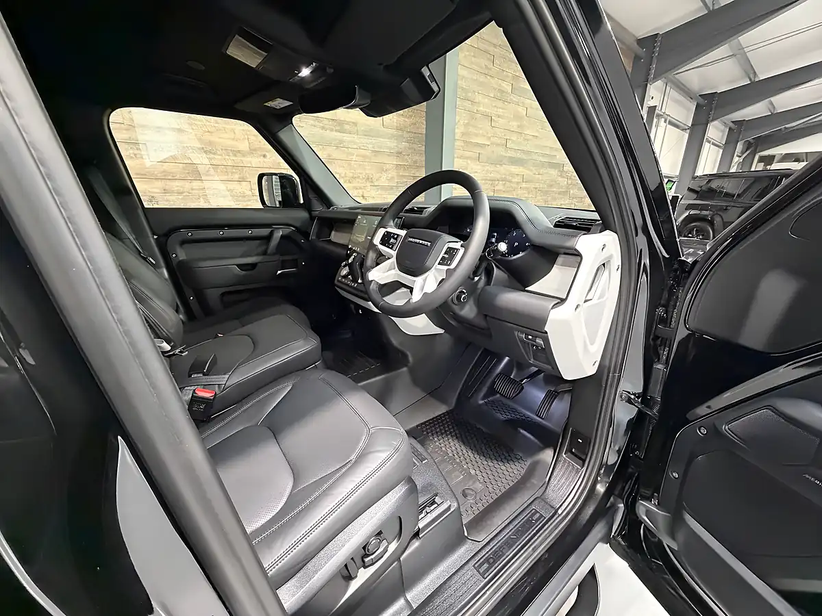 Used 2026 Land Rover Defender 110 X-Dynamic Hse Hard Top Santorini Black - Interior and Exterior details 7