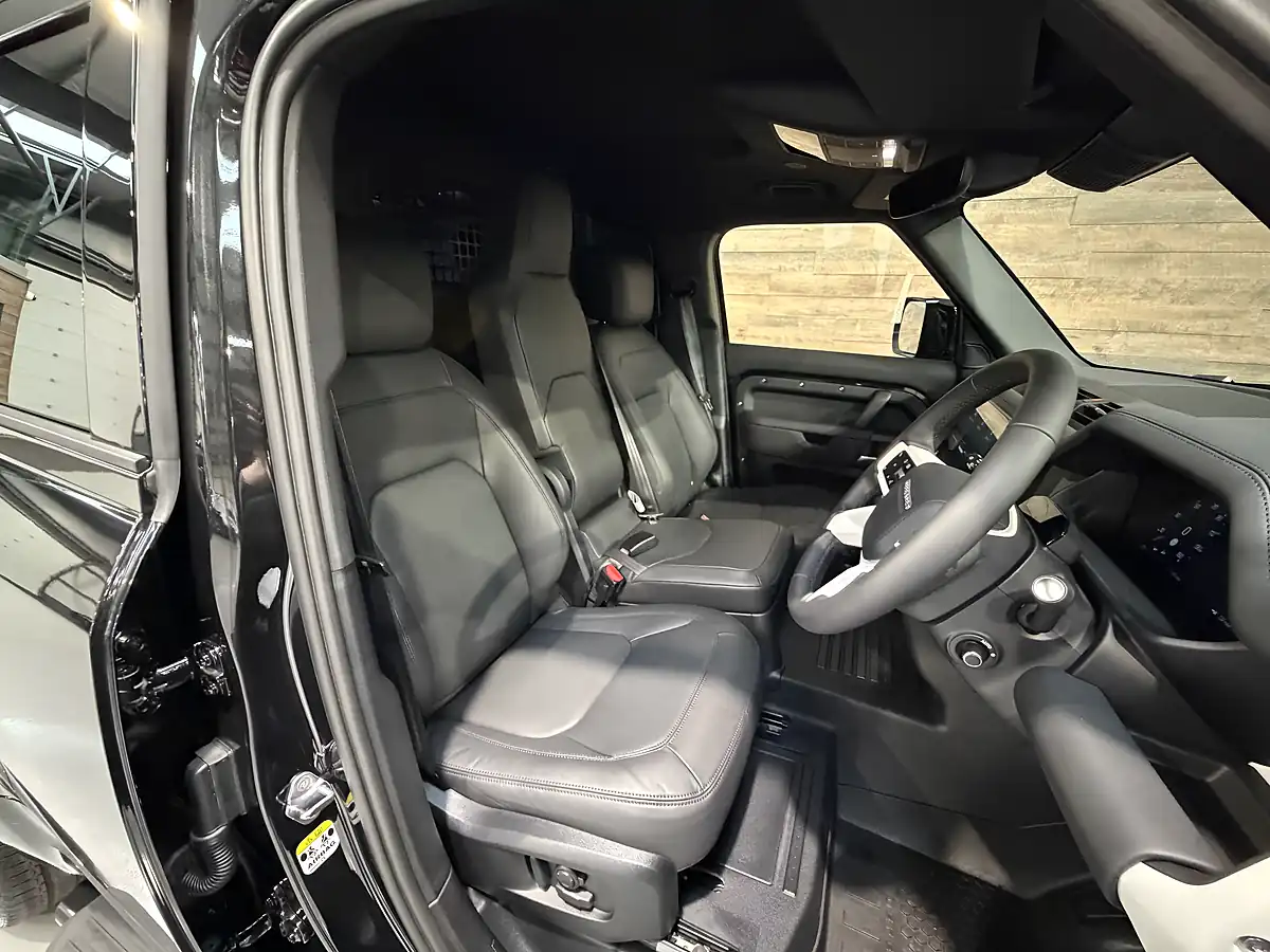 Used 2026 Land Rover Defender 110 X-Dynamic Hse Hard Top Santorini Black - Interior and Exterior details 8