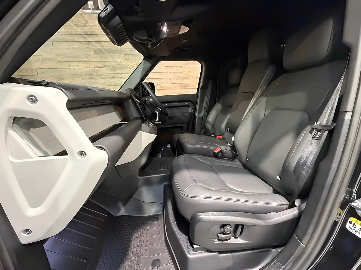 Used 2026 Land Rover Defender 110 X-Dynamic Hse Hard Top Santorini Black - Interior and Exterior details 9