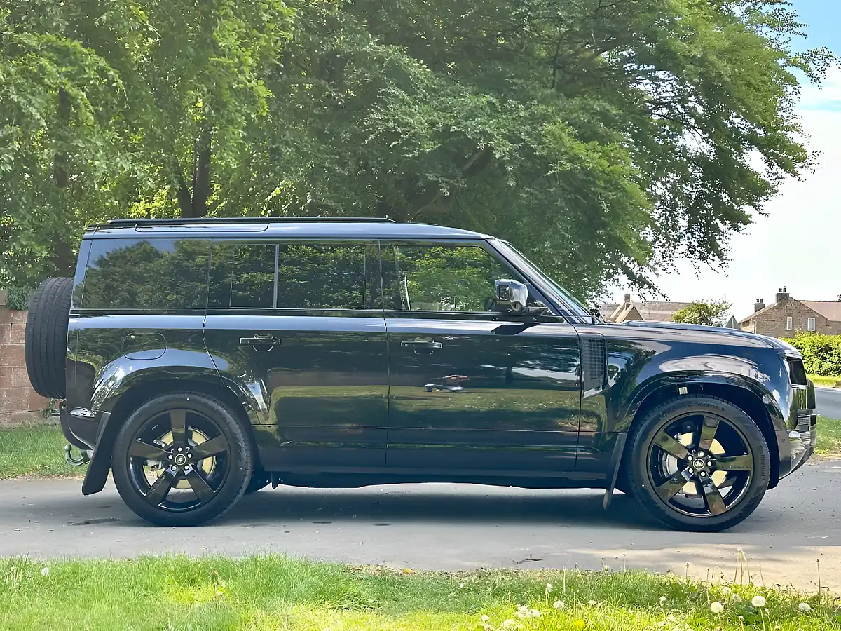 Used 2026 Land Rover Defender 110 X-Dynamic Hse Santorini Black - Interior and Exterior details 3