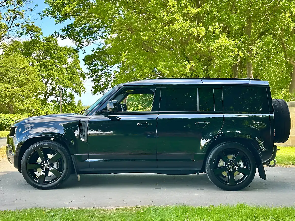 Used 2026 Land Rover Defender 110 X-Dynamic Hse Santorini Black - Interior and Exterior details 4