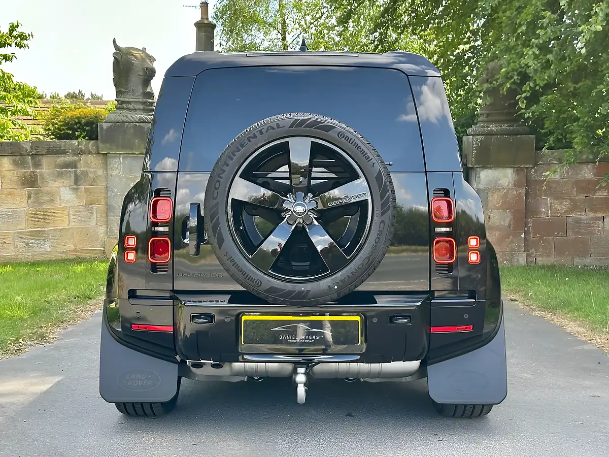 Used 2026 Land Rover Defender 110 X-Dynamic Hse Santorini Black - Interior and Exterior details 5