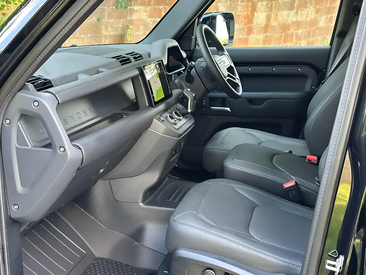 Used 2026 Land Rover Defender 110 X-Dynamic Hse Santorini Black - Interior and Exterior details 7