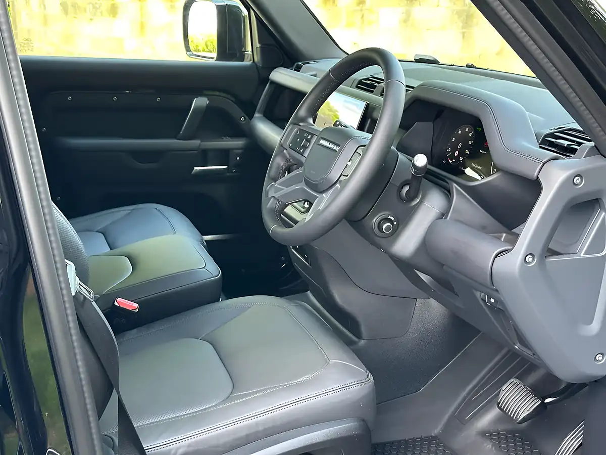 Used 2026 Land Rover Defender 110 X-Dynamic Hse Santorini Black - Interior and Exterior details 9
