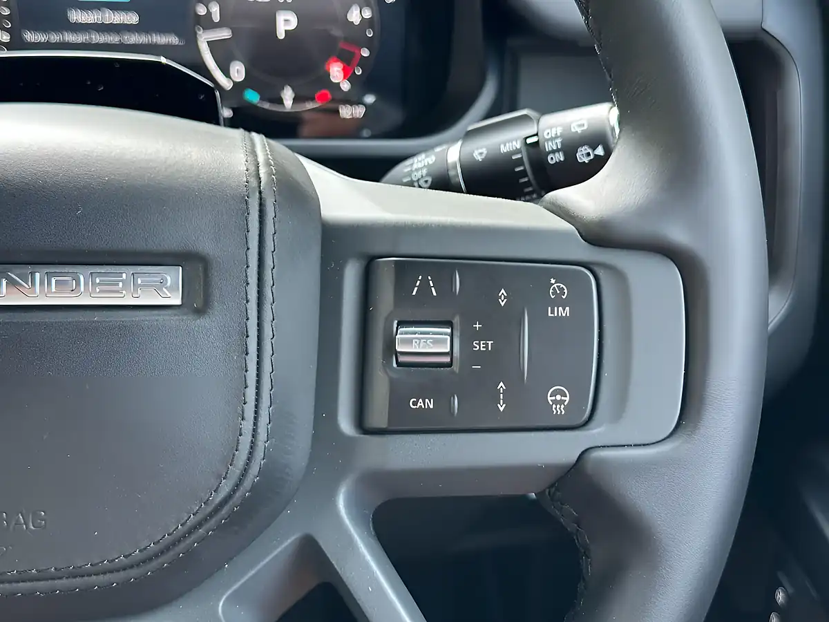 Used 2026 Land Rover Defender 110 X-Dynamic Hse Santorini Black - Interior and Exterior details 10