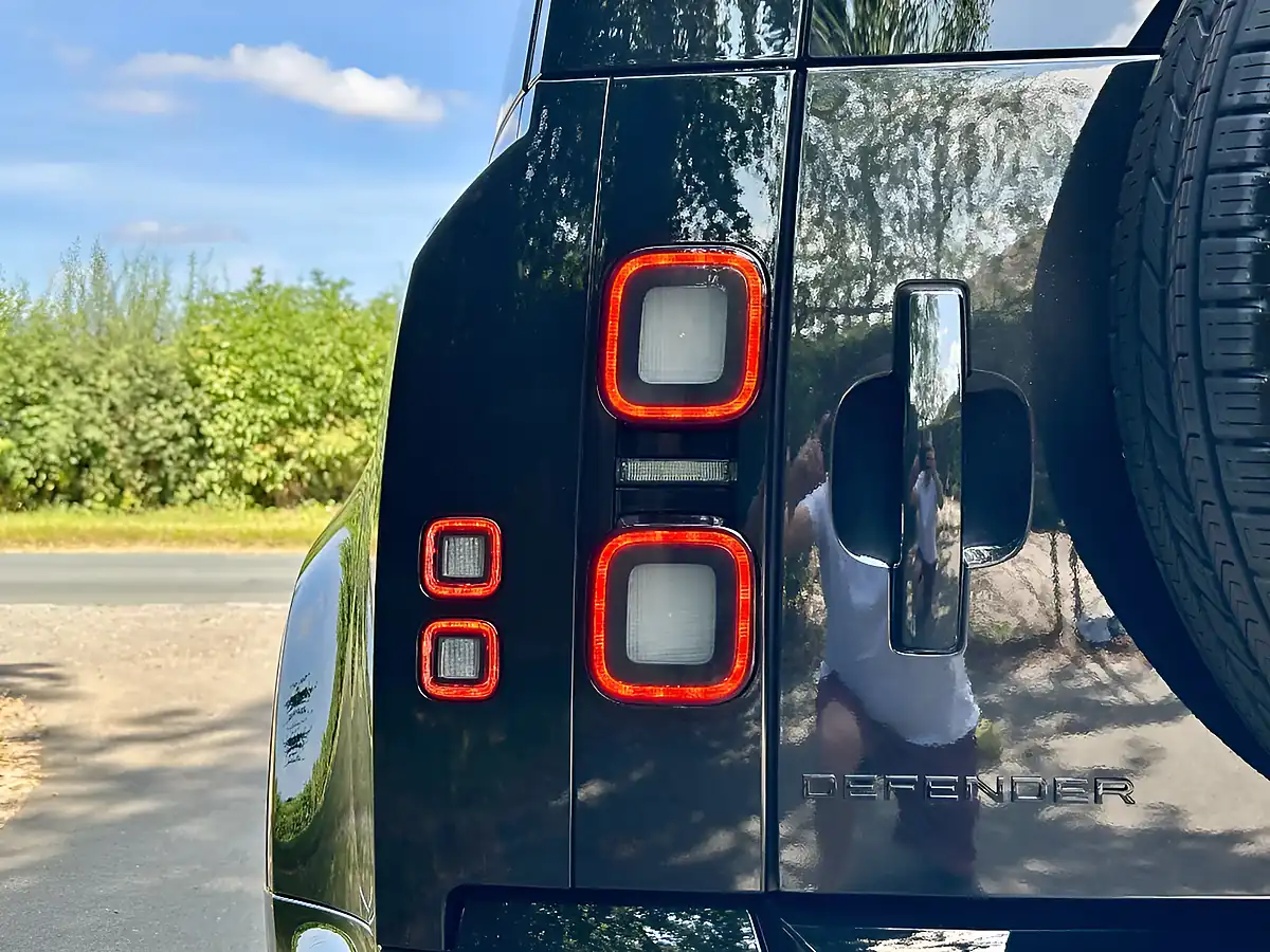 Used 2026 Land Rover Defender 110 X-Dynamic Hse Santorini Black - Interior and Exterior details 15