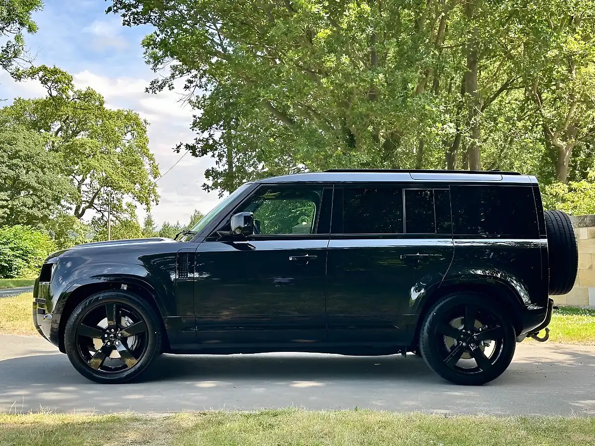 Used 2026 Land Rover Defender 110 X-Dynamic Hse Santorini Black - Interior and Exterior details 4