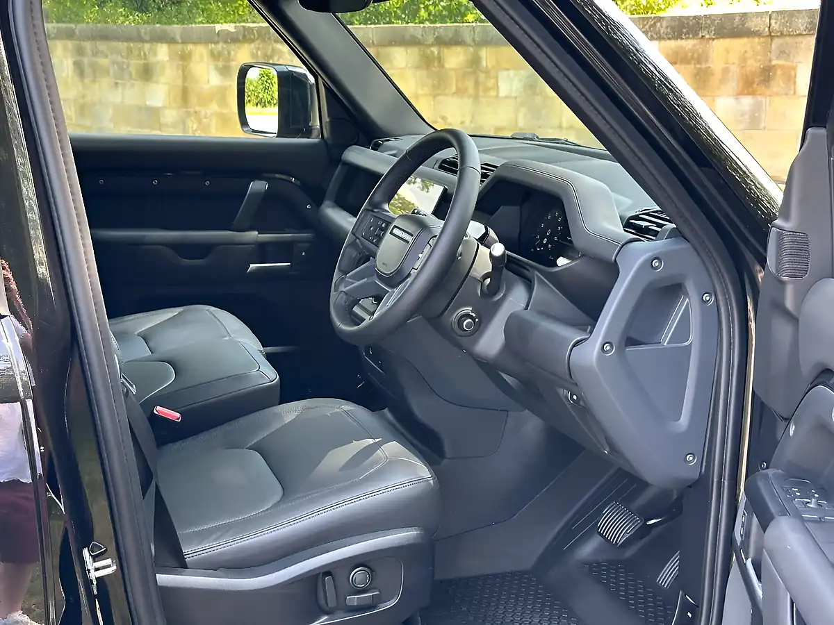 Used 2026 Land Rover Defender 110 X-Dynamic Hse Santorini Black - Interior and Exterior details 8