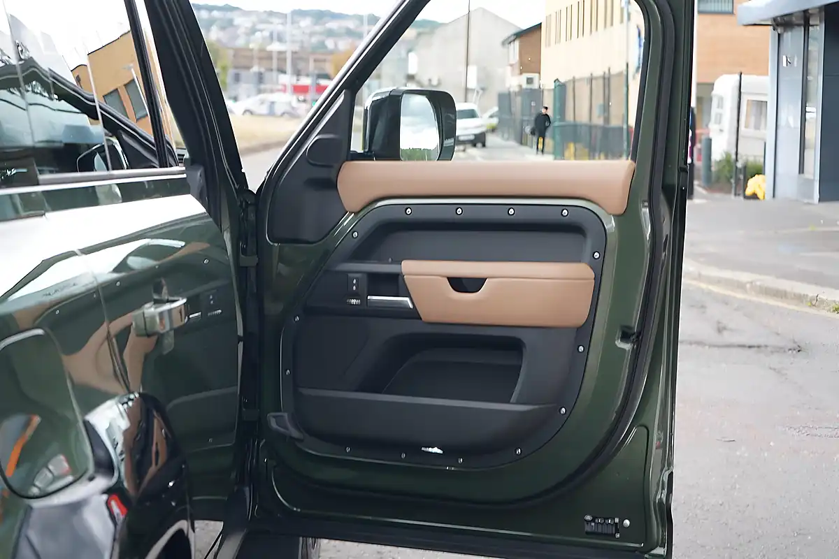 Used 2026 Land Rover Defender 110 X-Dynamic Hse Woolstone Green - Interior and Exterior details 12