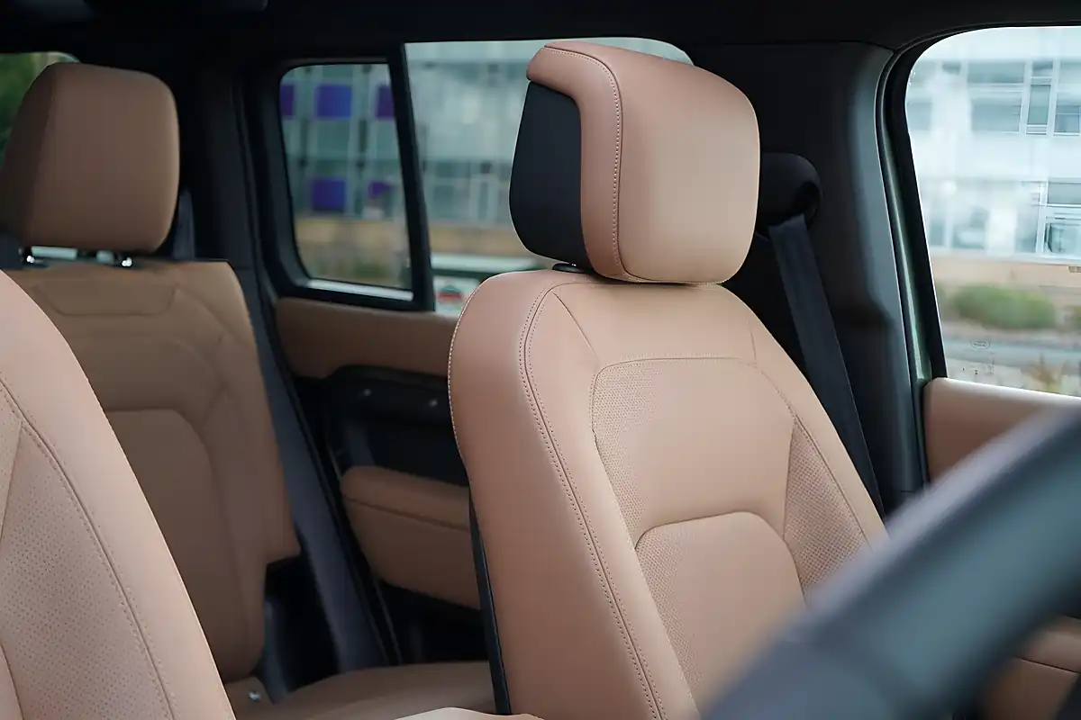 Used 2026 Land Rover Defender 110 X-Dynamic Hse Woolstone Green - Interior and Exterior details 13