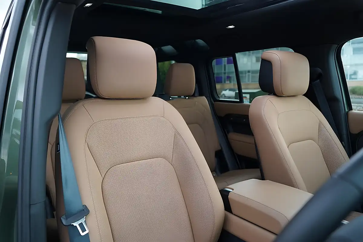 Used 2026 Land Rover Defender 110 X-Dynamic Hse Woolstone Green - Interior and Exterior details 3