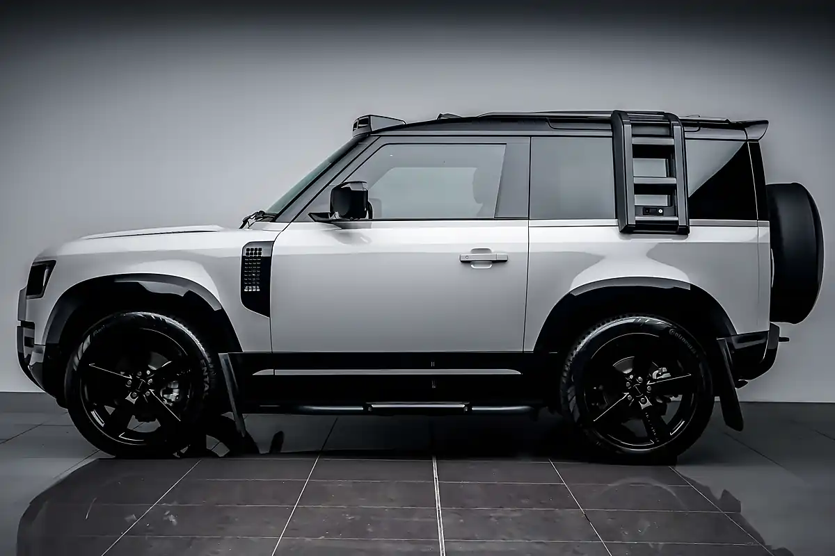 Used 2026 Land Rover Defender 90 X-Dynamic Hse Borasco Grey - Interior and Exterior details 11