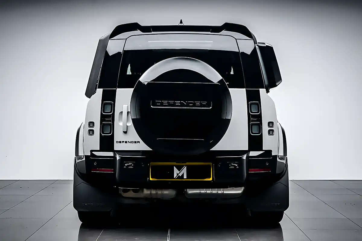 Used 2026 Land Rover Defender 90 X-Dynamic Hse Borasco Grey - Interior and Exterior details 3